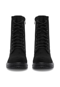 Bocanci negri cu sireturi, dintr-un material moale și texturat, cu o talpă din cauciuc durable; prezintă cusături verticale și sireturi negre.