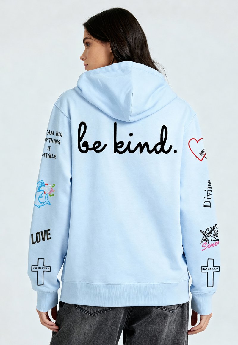 Felpa con cappuccio azzurro chiaro con la scritta "be kind." sul retro. Presenta grafiche colorate, motivi e frasi sulle maniche. Realizzata in misto cotone, vestibilità comoda.