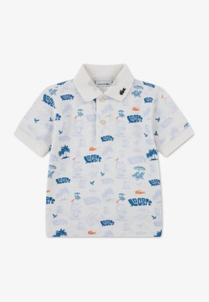 Polo blanc avec motifs bleus et orange, comprenant des palmiers et des designs ludiques. Mélange de coton avec un col classique et le logo Lacoste.