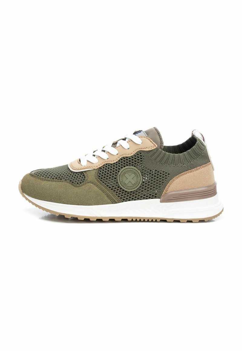 Zapatillas de malla verdes con acentos en beige, cordones blancos y suela texturizada. Presenta un parche redondo y cuello acanalado. Diseño ligero.