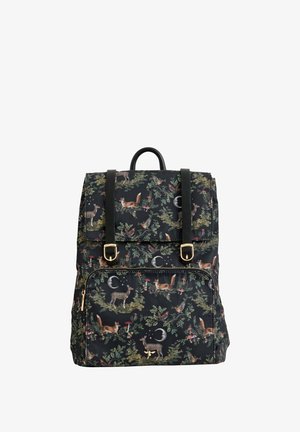 Sort rygsæk med blomster- og dyremønstre med ræve og hjorte, gyldent hardware, justerbare stropper og et håndtag på toppen.