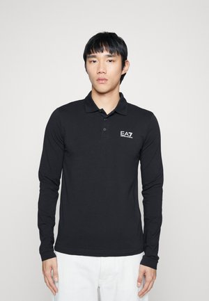 Polo a maniche lunghe nero in cotone con colletto, patta con tre bottoni e logo EA7 bianco sul petto. Texture liscia.