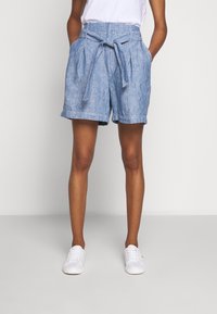 Světle modré chambray šortky s vysokým pasem, páskem na zavazování a bočními kapsami. Ležérní design s mírně volným střihem a obráceným lemem.