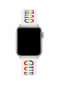 Reloj inteligente plateado con una cara negra cuadrada y una correa de silicona blanca que presenta letras de colores del arcoíris que dicen "GUESS."