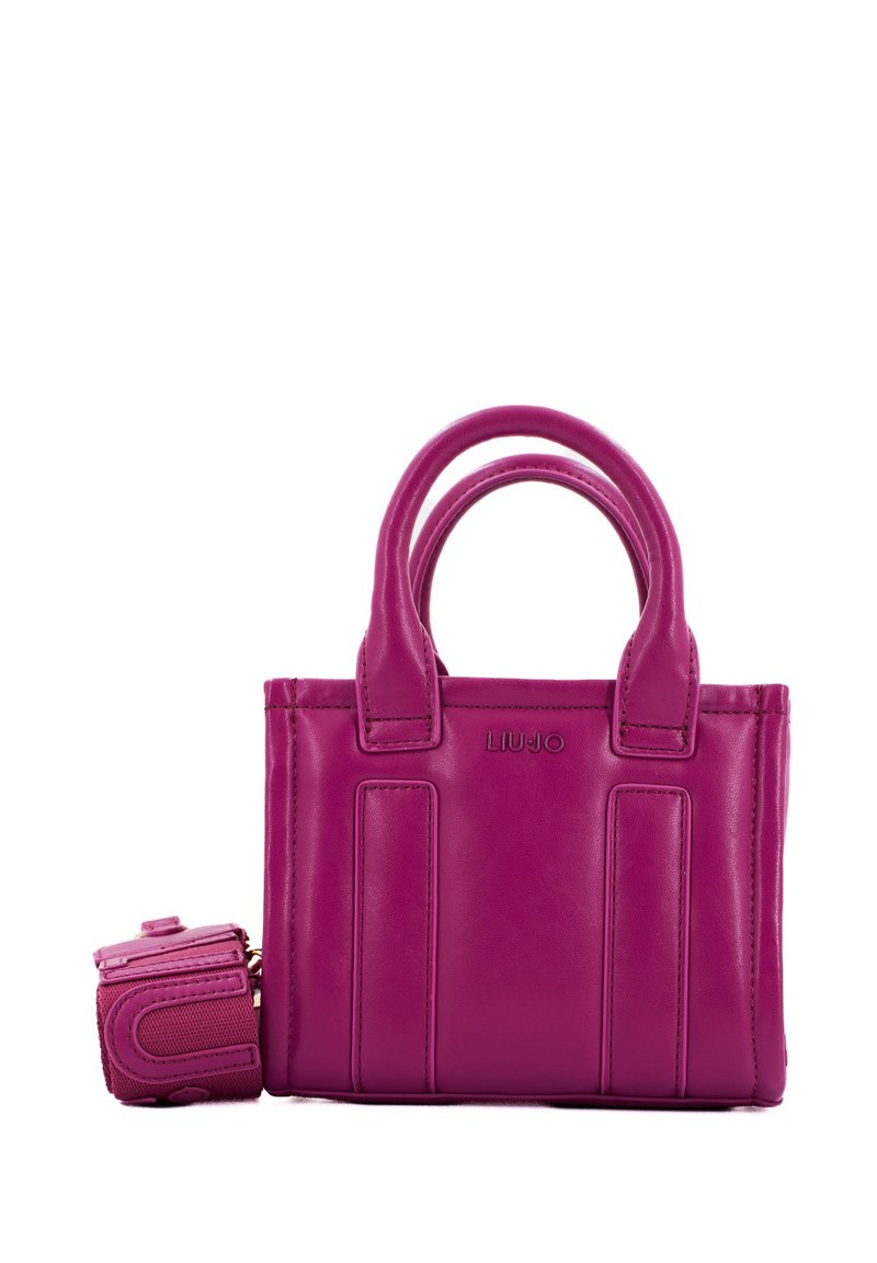 Pequeño bolso de cuero morado con dos asas cortas, que presenta una correa desmontable y un logotipo en relieve en la parte frontal. Textura suave y forma estructurada.