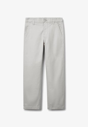 Pantalon gris clair à jambes droites avec poches avant, fermeture par bouton, passants de ceinture et détails de couture subtils.