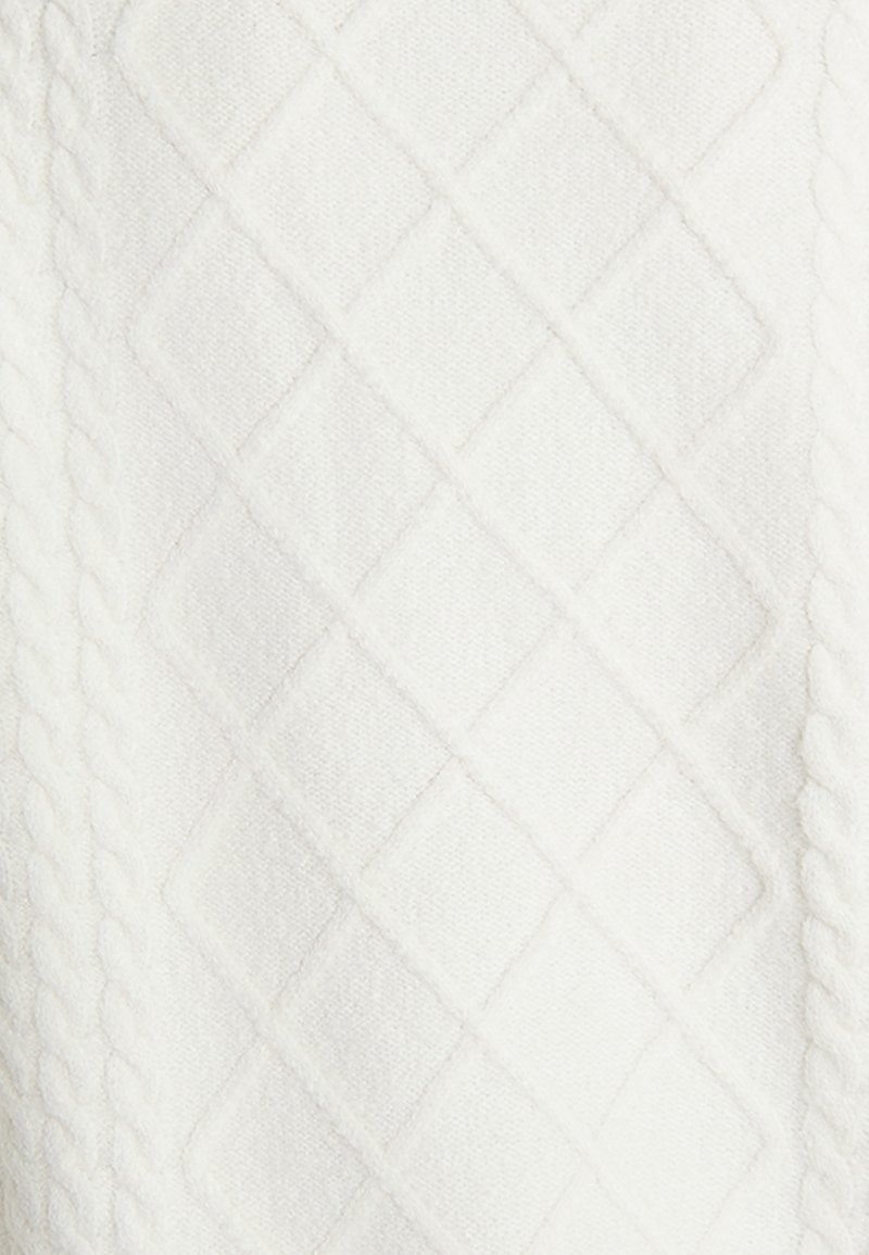 Weißer Strickstoff mit rhombusförmigem, gestepptem Muster und geflochtenen Zopfmuster-Rändern auf jeder Seite.