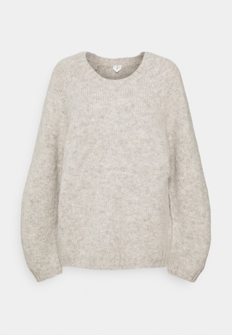 Pull en tricot doux gris clair avec un col rond, des épaules tombantes et des manches longues. Tissu texturé avec une apparence chaleureuse.