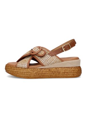 Sandalo con zeppa in tessuto beige intrecciato, cinturini in pelle color cuoio, fibbia circolare, cinturino regolabile alla caviglia e suola in fibra naturale testurizzata.