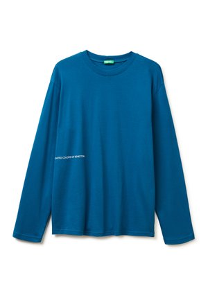 Camiseta de manga larga de algodón azul vibrante, con cuello redondo y un texto de logo en blanco "UNITED COLORS OF BENETTON" en la manga izquierda.