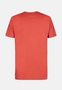 T-Shirt s krátkým rukávem v korálové barvě, vyrobený z bavlny s hladkou texturou. Má kulatý výstřih a rovný lem. Bez viditelných vzorů nebo akcentů.