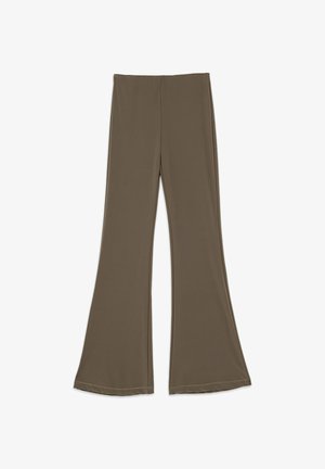 Pantalon marron évasé en tissu doux avec une texture lisse. Doté d'une taille haute et de coutures nettes le long des bords.