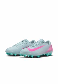 Světle modré fotbalové kopačky s texturovaným svrškem, růžovým Nike swoosh a kopačkami v barvě akvamarínu, s elegantním designem a šněrováním.
