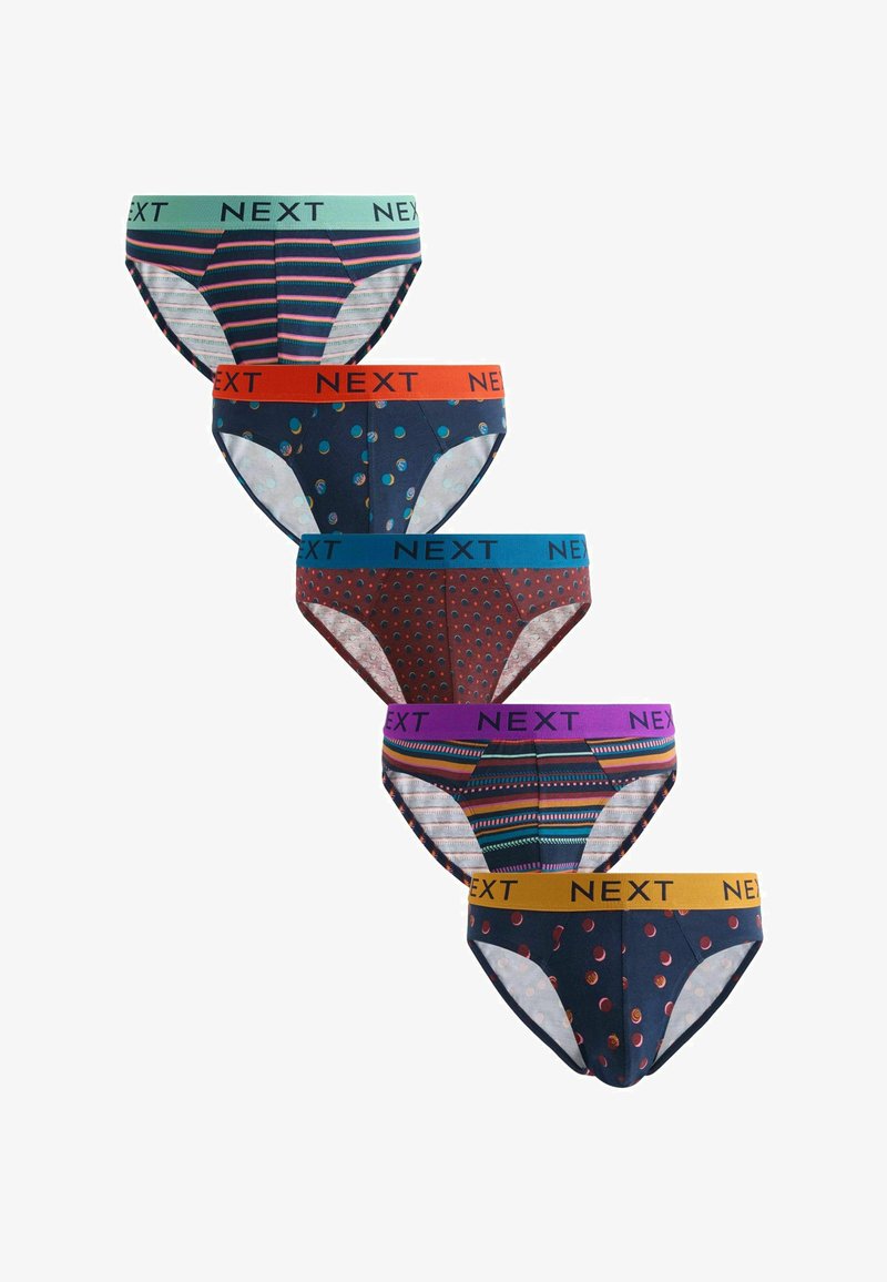 Cinq paires de slips pour hommes avec différents motifs rayés et à pois, chacun avec une ceinture de couleur distincte portant le label "NEXT".