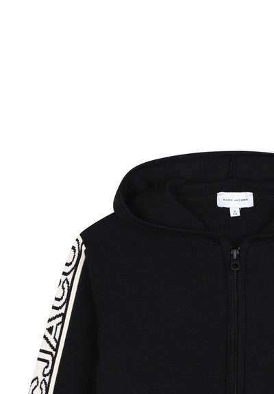 Felpa nera con zip realizzata in tessuto morbido. Presenta un cappuccio e una stampa del logo bianco in contrasto lungo la manica sinistra. Etichetta visibile all'interno.