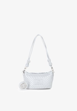 Bolso de mano blanco de cuero tejido con una correa anudada, herrajes plateados y un colgante redondo con un diseño floral recortado.
