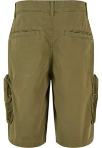 Pantaloni scurți cargo de culoare verde măsliniu, cu o textură netedă, două buzunare la spate și buzunare laterale pentru depozitare. Design elegant, cu detalii cusute.