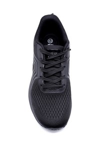 Baskets noires en matériau texturé avec des lacets, présentant un logo sur la languette et une étiquette de taille à l'intérieur. Conçues pour le confort et le style.