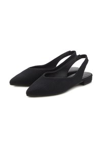 Zapatos slingback negros con puntera puntiaguda, parte superior de tejido texturizado y tacón plano. Con lados abiertos para mayor transpirabilidad y un diseño minimalista.
