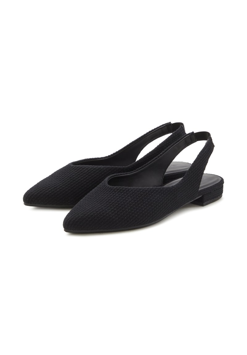 Zapatos slingback negros con puntera puntiaguda, parte superior de tejido texturizado y tacón plano. Con lados abiertos para mayor transpirabilidad y un diseño minimalista.