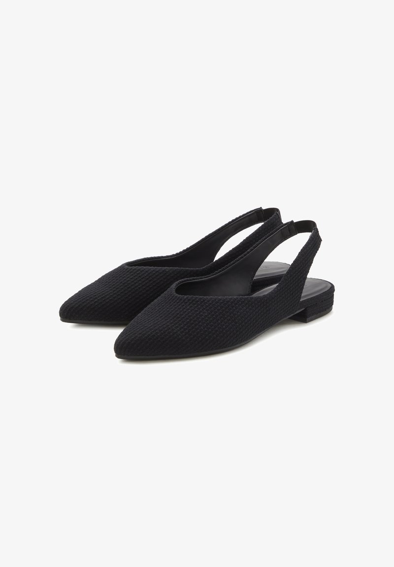 Zapatos slingback negros con puntera puntiaguda, parte superior de tejido texturizado y tacón plano. Con lados abiertos para mayor transpirabilidad y un diseño minimalista.