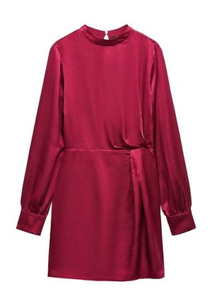 Långärmad klänning i djup fuchsia, gjord av ett mjukt, satinliknande tyg. Har en hög halsringning och en rynkad midja för form. Slät textur.