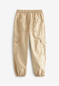 Beige cargobyxor med elastiskt midjeband, två bakfickor och två sidofickor. Tillverkade av lätt, texturerad tyg.