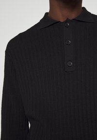 Won Hundred Maglione - black
