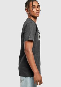 Mister Tee GLAMOROUS MEMORY - T-Shirt print - charcoal