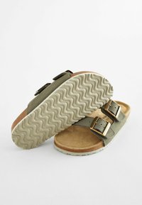 Next REGULAR  - Tagant lahtised kingad - sage green