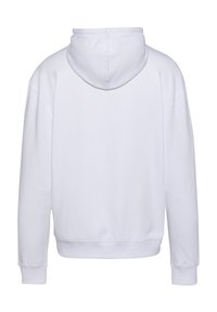Biała bluza z kapturem, o luźnym kroju, z długimi rękawami i ściągaczami na mankietach. Tkanina wydaje się gładka, w jednolitym kolorze, bez wzorów.