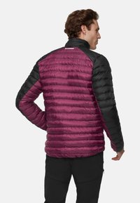 Fioletowo-czarna ocieplana kurtka puchowa z poziomym pikowaniem, wysokim kołnierzem oraz logo na plecach. Lekki materiał.