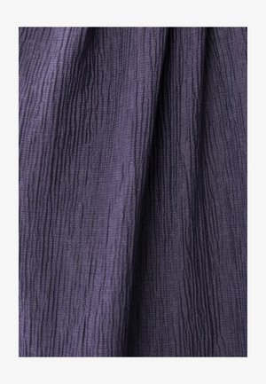 Texturovaná purpurová látka s jemným zvlněným vzorem, která předvádí hladký, lesklý povrch s vertikálními pruhy a bohatou barvou.