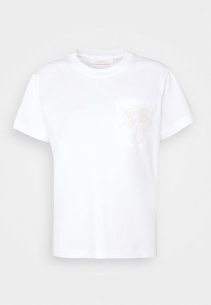 Camiseta de algodón blanca de manga corta con cuello redondo y bolsillo en el pecho bordado con las iniciales decorativas en beige "SBC".