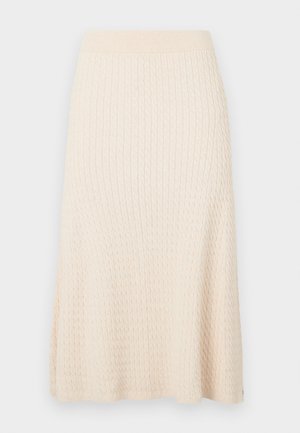 Gebreide rok in lichtbeige met een gestructureerd ribbelpatroon, uitlopende vorm en elastische tailleband. Zacht materiaal met een subtiele afwerking.