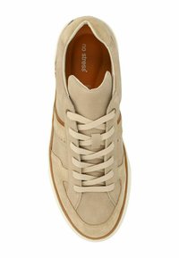 Beige suède sneakers met ronde neus, dunne beige veters, tan leren accenten, logo op de binnenzool en een witte rubberen zool.