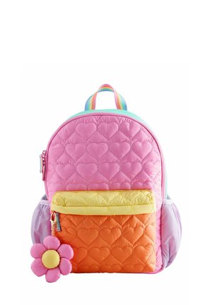 Kleiner gesteppter bunter Rucksack mit Herzsteppung, rosa Oberseite, orangefarbene Fronttasche, gelbem Reißverschluss, lila Seitentaschen, Regenbogengriff und Blumen-Schlüsselanhänger.