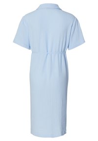 Abito azzurro chiaro a maniche corte realizzato in tessuto testurizzato, con un collo a camicia e una vita cinchata da una cintura che definisce la silhouette.