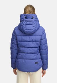 Blauwe pufferjack met een capuchon, voorzien van gecapitonneerde secties, elastische manchetten en een klein logolabel op de onderrug. Glad, glanzend materiaal.