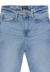 Jeans in denim blu chiaro con vita alta, design a cinque tasche e sbiaditure sottili. Presentano una chiusura a bottone e un'etichetta del brand sulla cintura.