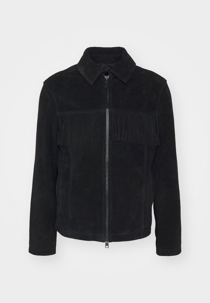 Veste en daim noir avec une fermeture éclair à l'avant, un col et des franges horizontales sur la poitrine. Manches longues avec des bords retroussés.
