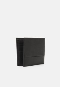 Portafoglio in pelle nera con un esterno testurizzato e una banda accentuata liscia, include più slot per schede e un design bifold.