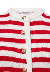 Rot-weiß gestreifter Strickcardigan mit rundem Kragen, goldfarbenen Knöpfen und geripptem Textil. Das Etikett trägt die Aufschrift "Marie Lund Copenhagen."