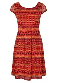 Kurzärmeliges Kleid mit einem figurbetonten Oberteil und ausgestelltem Rock, das ein lebhaftes rot-orangefarbiges Zickzackmuster auf leichtem Stoff zeigt.