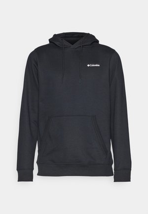 Hoodie noir en matériau doux, avec une poche avant, un capuchon à cordon de serrage et un logo blanc sur la poitrine gauche. Coupe classique avec des poignets côtelés.