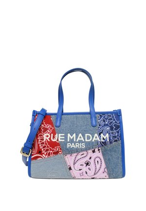 Borsa patchwork con manici blu, motivi paisley rossi, rosa e blu e scritta "Rue Madam Paris" sul davanti.