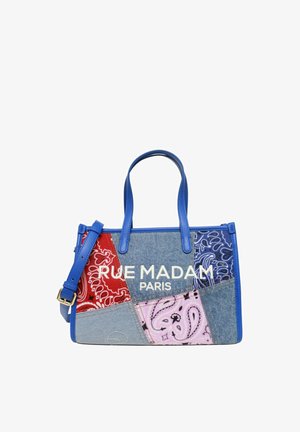 Borsa patchwork con manici blu, motivi paisley rossi, rosa e blu e scritta "Rue Madam Paris" sul davanti.