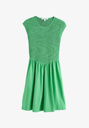 Zelené šaty s krátkými rukávy, nařízeným nabíraným živůtkem a rozšířenou sukní, vyrobené z lehké látky.