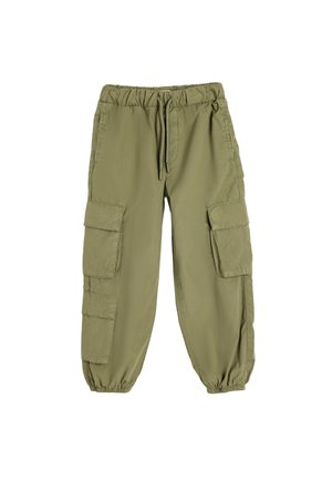 Pantaloni cargo verde oliva con vita elastica, coulisse e multiple tasche laterali. Realizzati in tessuto leggero e liscio.