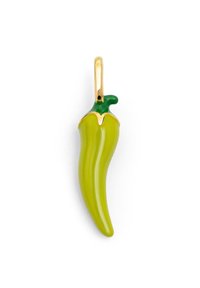 Pendente a forma di peperone verde con finitura in smalto lucido, dotato di una gancetto placcato oro e un accento verde scuro nella parte superiore.